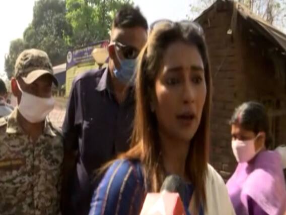 Bankura: TMC उम्मीदवार और अभिनेत्री Sayantika Banerjee ने EVM खराब होने की शिकायत की