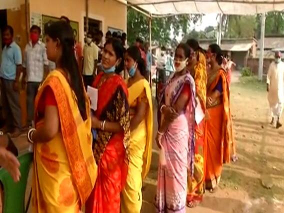 West Bengal Election 2021: मतदान केंद्रों पर वोटर की लंबी कतार, बढ़-चढ़कर महिलाएं कर रही हैं वोट
