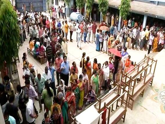 West Bengal की बाली विधानसभा में वोटरों की लंबी कतारें, मास्क लगा वोट डालने पहुंचे लोग